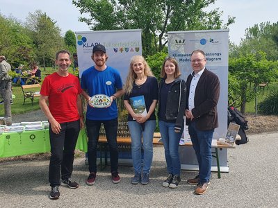 Regenwassermanagement bei strahlendem Sonnenschein - KLAR! Infostand beim Gartenfrühstück