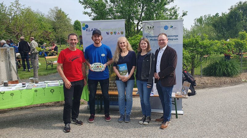 Regenwassermanagement bei strahlendem Sonnenschein - KLAR! Infostand beim Gartenfrühstück